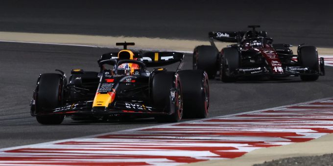 Max Verstappen (Red Bull) vor Valtteri Bottas (Alfa Romeo Sauber) beim Training zum Bahrain-GP der Formel 1. Max Verstappen Formel 1