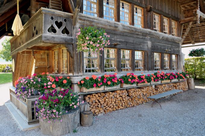 Im Stöckli aus dem Jahr 1741 könnt ihr unter fachkundiger Aufsicht einer Käserin oder eines Käsers selber Stöcklikäse herstellen. Ausflüge Frühling