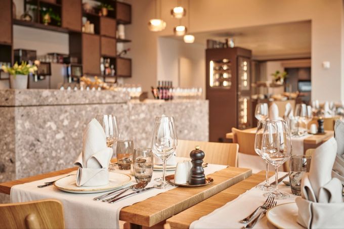 Auch ein Besuch im neuen Restaurant «Stein & Sein» lohnt sich: Regionale Köstlichkeiten sowie eine atemberaubende Aussicht auf den Thunersee und die umliegenden Berge locken. Ausflüge Frühling