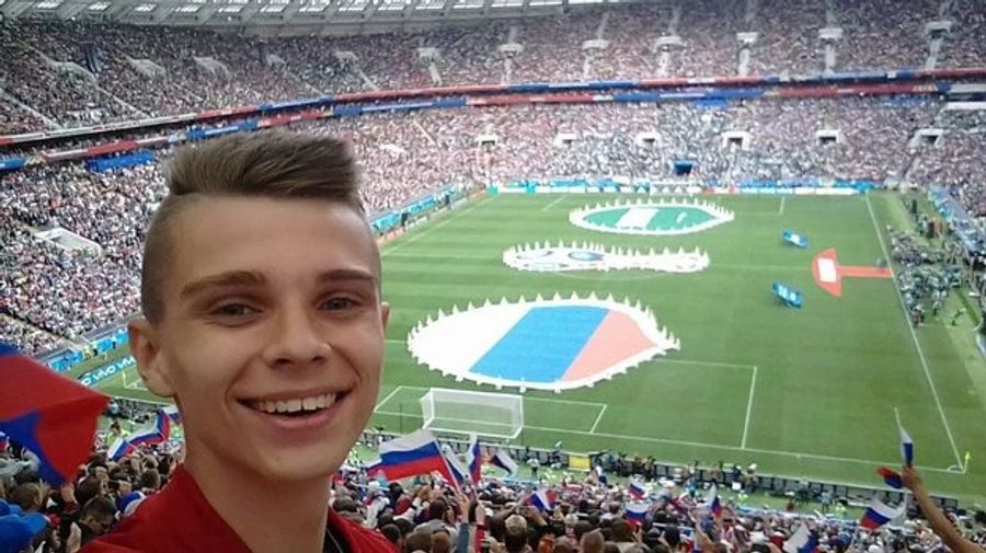 Artyom Ovsyannikov ist grosser Fussball-Fan, hier ist eri bei einem Fussball-Spiel in Russland.