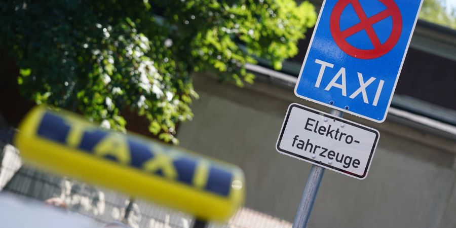 Ein E-Taxi steht an einer Schnellladesäule für Taxis am S-Bahnhof Eidelstedt.