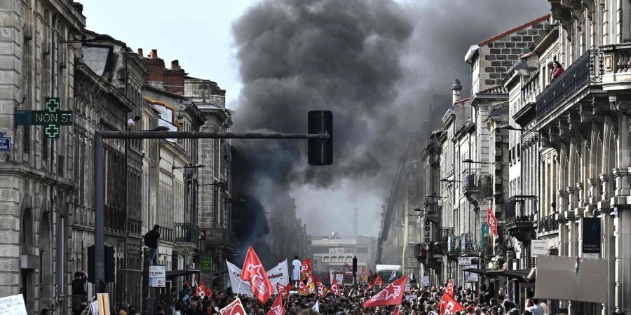 In Frankreich haben sich die Streiks und Proteste gegen die Rentenreform in den vergangenen Tagen zugespitzt.