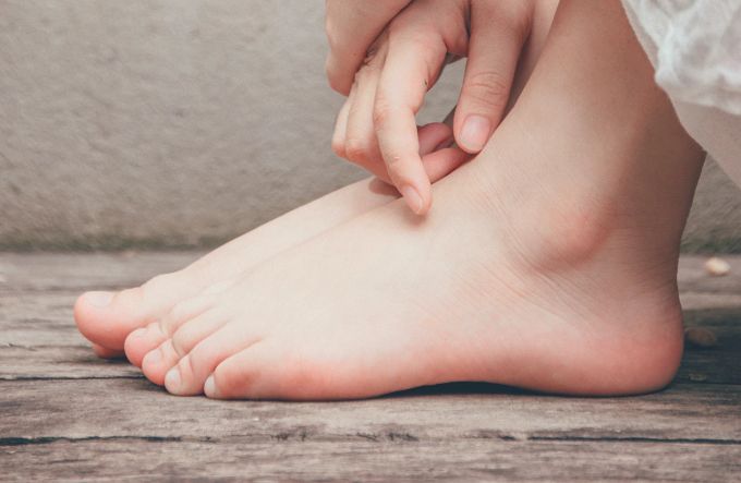 Häufigeres Barfussgehen kann sich positiv auf die Gesundheit auswirken. Schuhe Barfuss