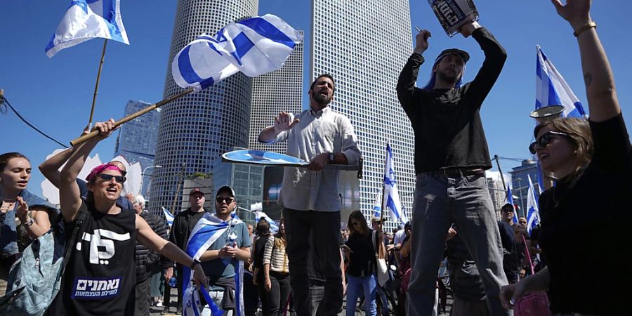 Israelische Demonstranten nehmen an einem Protest gegen die Pläne der neuen Regierung von Premierminister Netanjahu. Foto: Ariel Schalit/AP