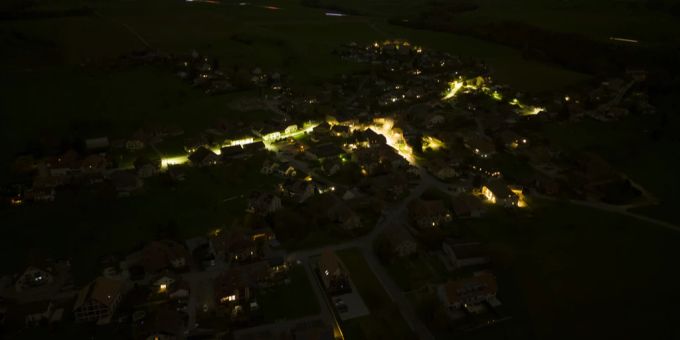 Ein Drohnenfoto zeigt die teilweise abgeschaltete Strassenbeleuchtung am Dienstag, den 8. November 2022 im Dorf Daillens VD. (Symbolbild) Strommangel