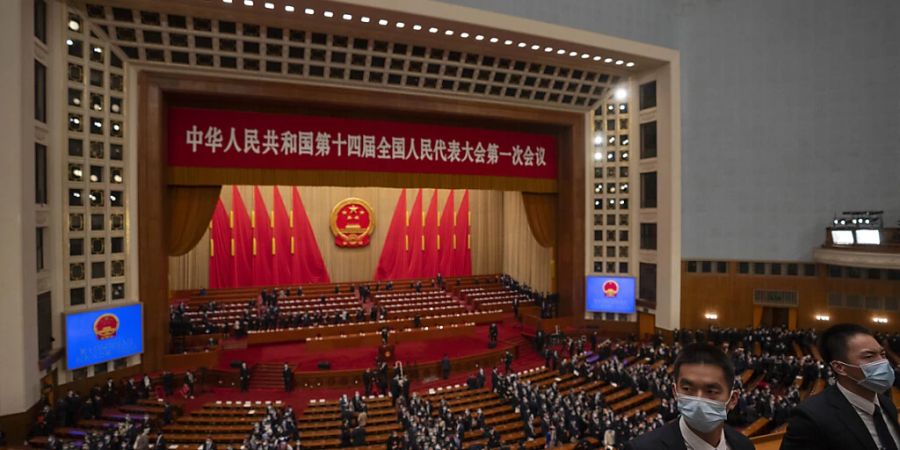 Sicherheitsbeamte stehen nach einer Sitzung des chinesischen Nationalen Volkskongresses (NVK) in der Grossen Halle des Volkes Wache. Foto: Mark Schiefelbein/AP