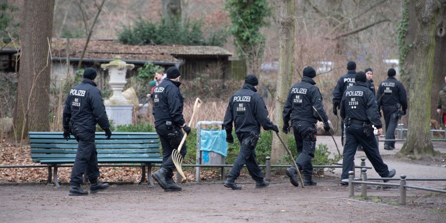 Polizisten am 22. Februar bei einer Durchsuchung des Bürgerparks in Pankow.