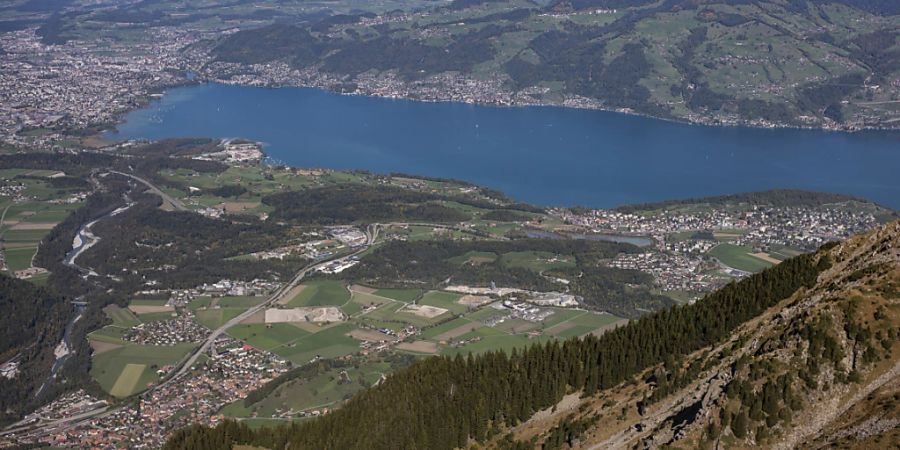 Am Himmel über Thun (links im Bild) ist 2021 ein Helikopter zwei Kampfjets gefährlich nahe gekommen. (Archivbild)