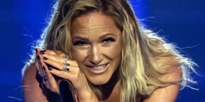 Tour-Start verschoben: Helene Fischer hat sich bei den Proben eine Rippenfraktur zugezogen. helene fischer unfall