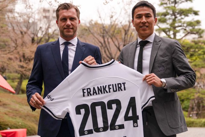 Weiter bei der Eintracht Frankfurt: Makoto Hasebe (r) und Sportvorstand Markus Krösche. Makoto Hasebe Eintracht Frankfurt