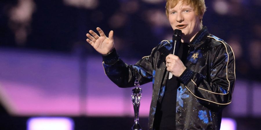 Ed Sheeran steht auf der Bühne und nimmt den Preis für den Songwriter des Jahres bei den Brit Awards 2022 entgegen. Seine musikalische Karriere hat er fest im Blick.