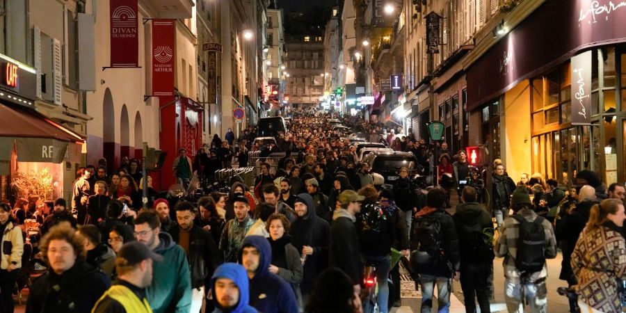 Demonstranten marschieren während einer Demonstration in Paris.