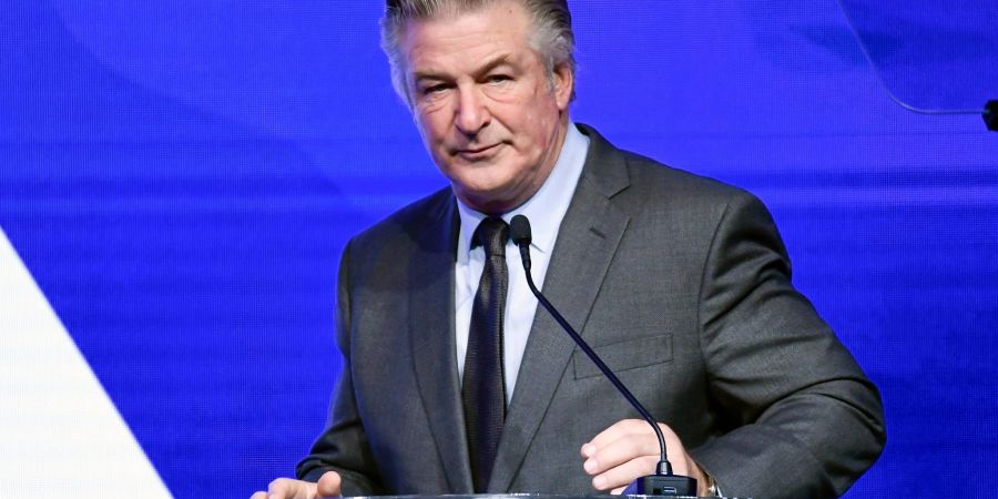 Schauspieler Alec Baldwin, der nach einem tödlichen Schuss bei einem Western-Dreh vor Gericht muss, hat vor Beginn des Verfahrens einen Sieg errungen.