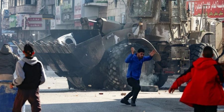 Palästinenser werfen Steine auf Armee-Fahrzeug aus Israel