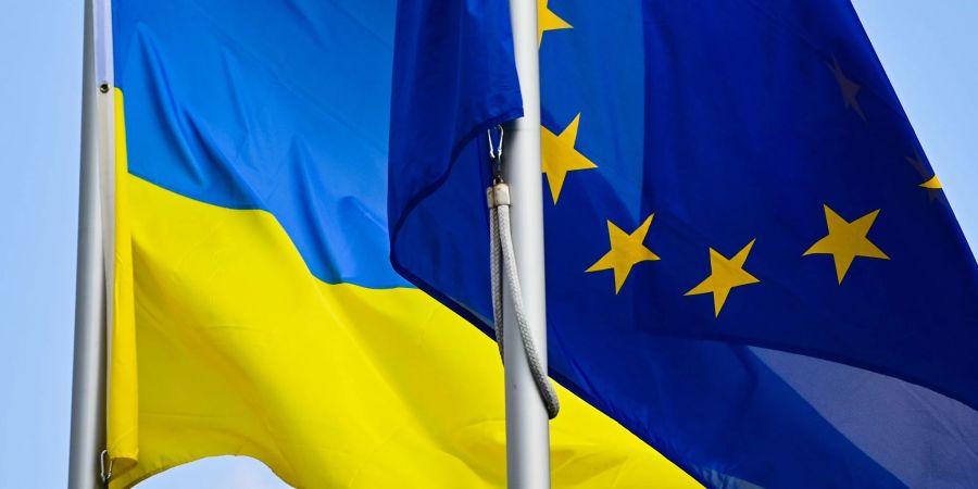 Die Fahnen der Ukraine und der EU.