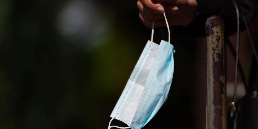 Das RKI sieht eine Übertragung, die Krankheitsschwere und die Ressourcenbelastung des Gesundheitswesens durch Covid-19 zurückgehen.