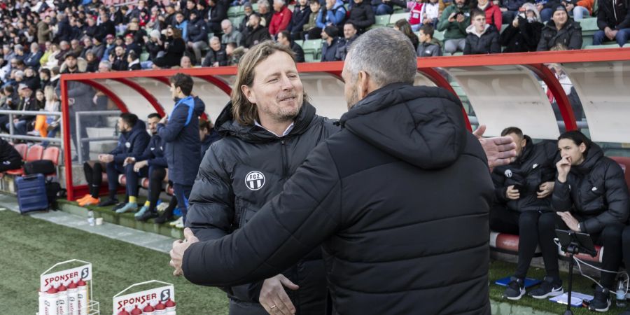 FCZ-Cheftrainer Bo Henriksen, links, wird von Sions Coach Fabio Celestini vor dem Spiel begrüsst.