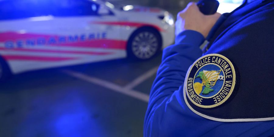 Ein 48-jähriger Motorradfahrer ist in der Nacht auf Sonntag in Vevey VD tödlich verunglückt. (Archivbild)