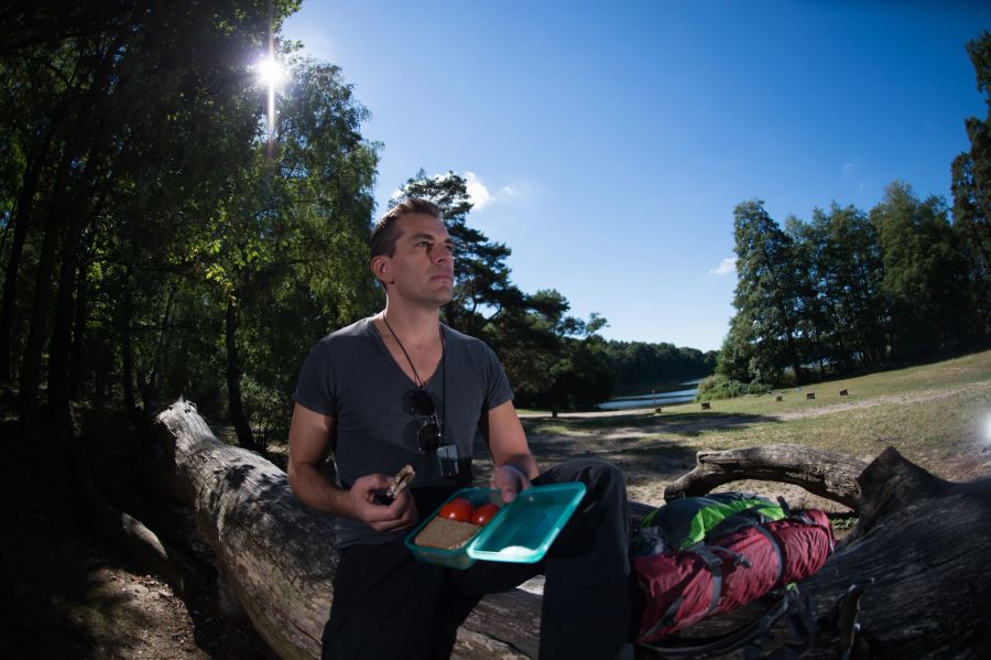 Mann Ausflug Brot Wald Pause Snack