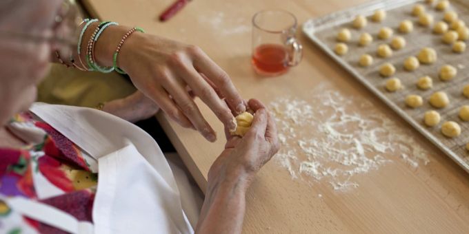 Alternative Therapieformen wie Kunst- oder Logotherapie sollen mehr Gewichtung zur Pflege von Patienten mit Alzheimer bekommen, fordert Alzheimer Schweiz. Alzheimer Therapie