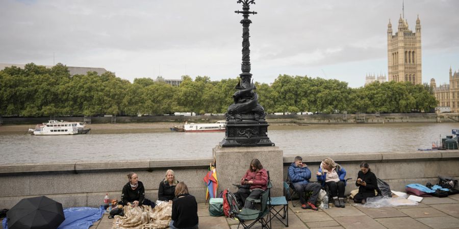 Im Stadtzentrum von London warten die Menschen am Mittwoch, 14. September mit Campingstühlen auf die Aufbahrung der Queen.