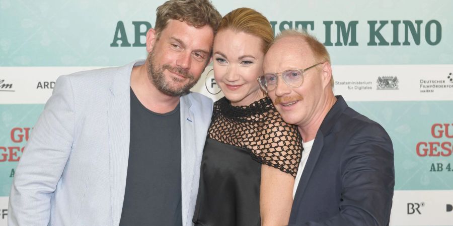 Sebastian Bezzel, (l) Lisa Maria Potthoff und Simon Schwarz bei der Premiere von "Guglhupfgeschwader" in München.