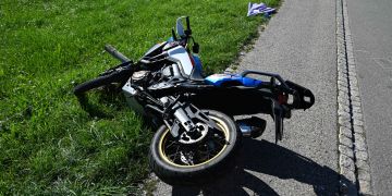 Bächli: Zusammenprall zwischen Auto und Motorrad