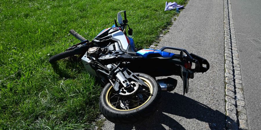 Bächli: Zusammenprall zwischen Auto und Motorrad