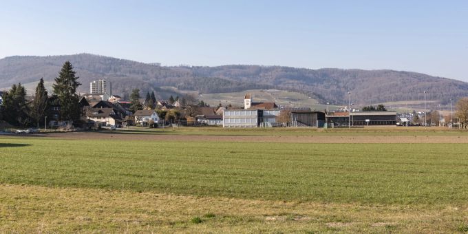 Blick auf das Dorf Veltheim mit der Schulanlage im Vordergrund. Blick auf das Dorf Veltheim mit der Schulanlage im Vordergrund.