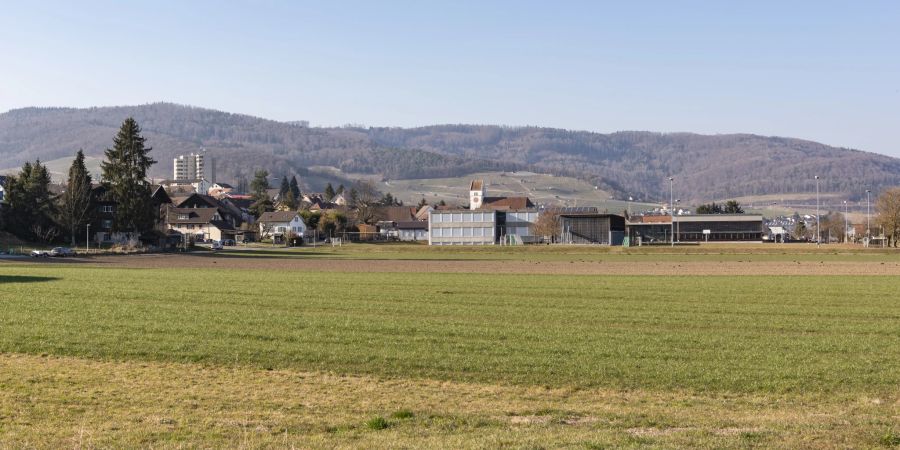 Blick auf das Dorf Veltheim mit der Schulanlage im Vordergrund.