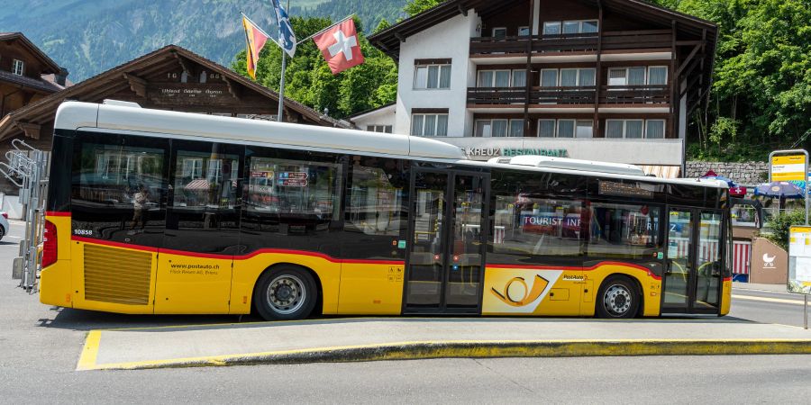 Die Postauto Haltestelle Bahnhof in Brienz. - Kanton Bern