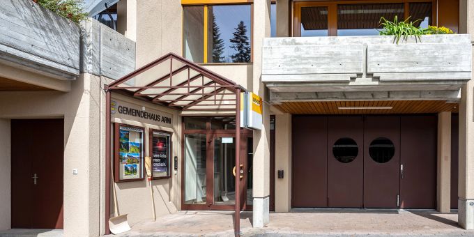 Das Gebäude der Gemeindeverwaltung und der Post von Arni (BE). Das Gebäude der Gemeindeverwaltung und der Post von Arni (BE).