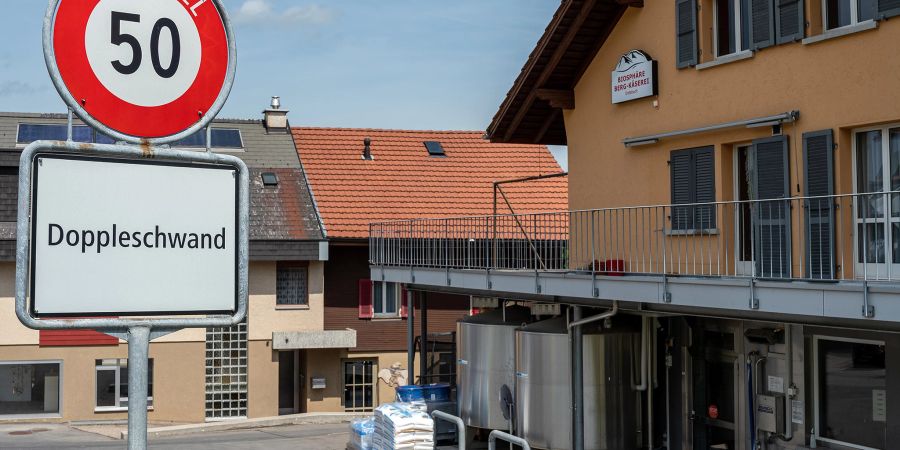 Ortstafel Doppelschwand am Schmittli in Doppelschwand. Rechts die Biosphaere Berg Kaeserei Entlebuch in Doppelschwand.