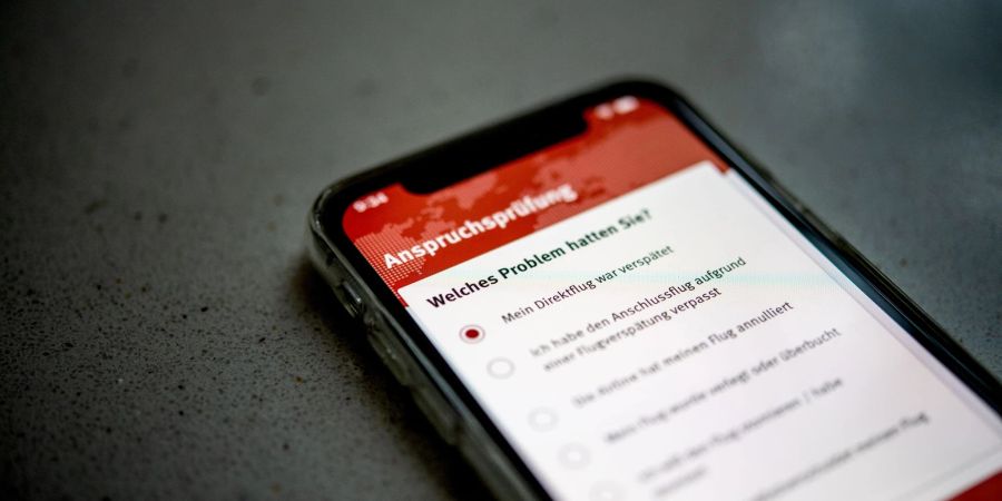 Ansprüche gegen die Airline lassen sich auch auf digitalem Weg einfordern. Apps können dabei helfen, zum Beispiel die Anwendung «Flugärger» von der Verbraucherzentrale NRW.