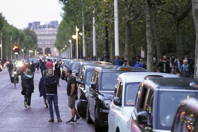 Taxi-Fahrer zeigen vor dem Buckingham Palace ihre Trauer für Queen Elizabeth. Queen
