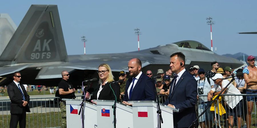 Mariusz Blaszczak (r-l), Verteidigungsminister von Polen, Jaroslav Nad, Verteidigungsminister der Slowakei, und Jana Cernochova, Verteidigungsministerin von Tschechien, beantworten Fragen von Journalisten nach der Unterzeichnung eines luftpolizeilichen Vertrags während einer Flugshow. Polen und Tschechien haben einen Vertrag unterzeichnet, in dem sie versprechen, den slowakischen Luftraum zu schützen, wenn die Slowakei ihre alten, von der Sowjetunion übernommenen MiG-29-Jets Ende dieses Monats ausmustert. Foto: Petr David Josek/AP/dpa