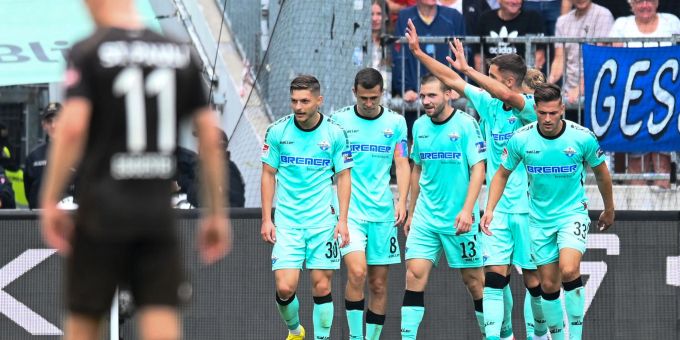 Paderborns Spieler jubeln nach ihrem Tor zur 1:0-Führung. Paderborns Spieler jubeln nach ihrem Tor zur 1:0-Führung.