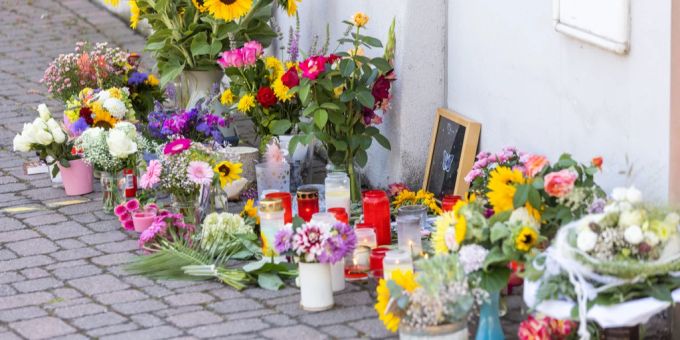 Blumen für die ermordete Ayleen (14) in ihrem Heimatort. Ayleen