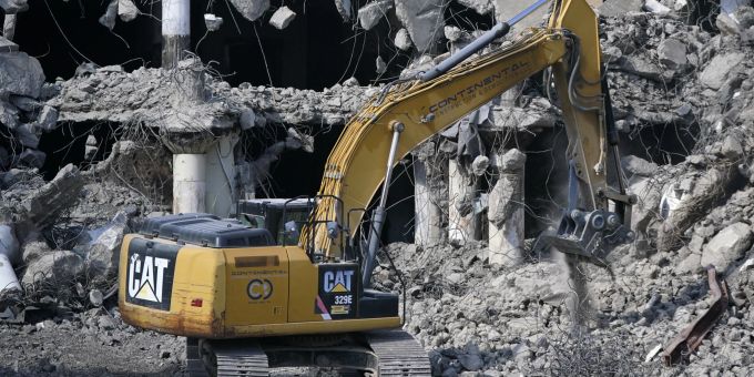 Eine Maschine von Caterpillar beim Einsatz auf einem Abrissgelände in Philadelphia. Caterpillar Results