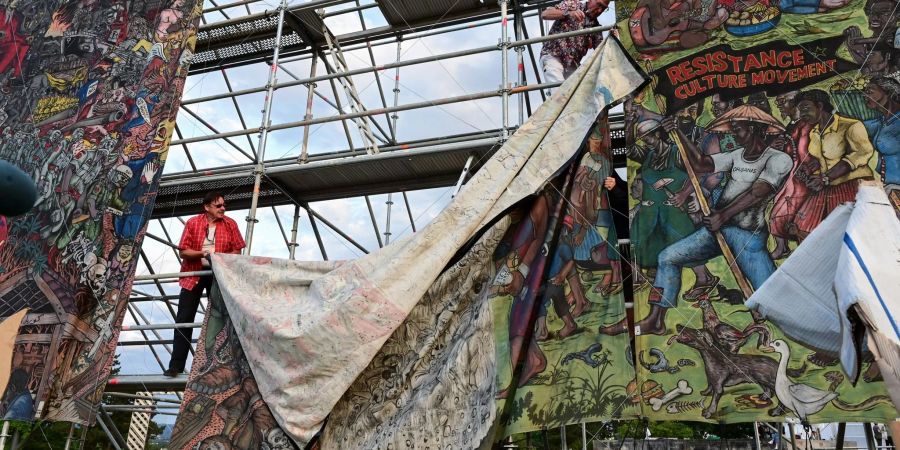 Documenta-Mitarbeiter bauten Ende Juni das umstrittene Grossbanner "People's Justice" des indonesischen Künstlerkollektivs Taring Padi ab.