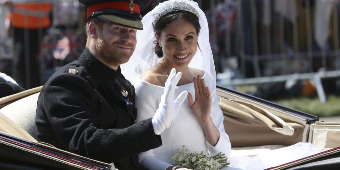 Meghans Kleid hatte einen langen Schleier. meghan markle