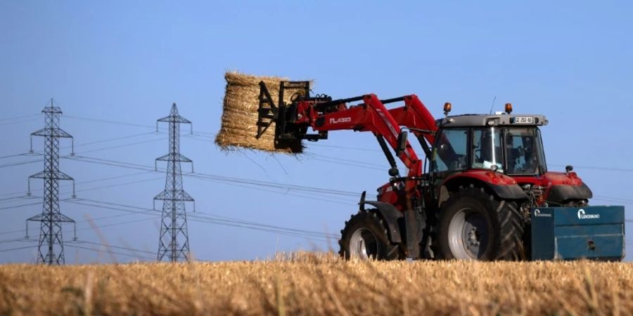 Traktor mit einem Heuballen in Frankreich