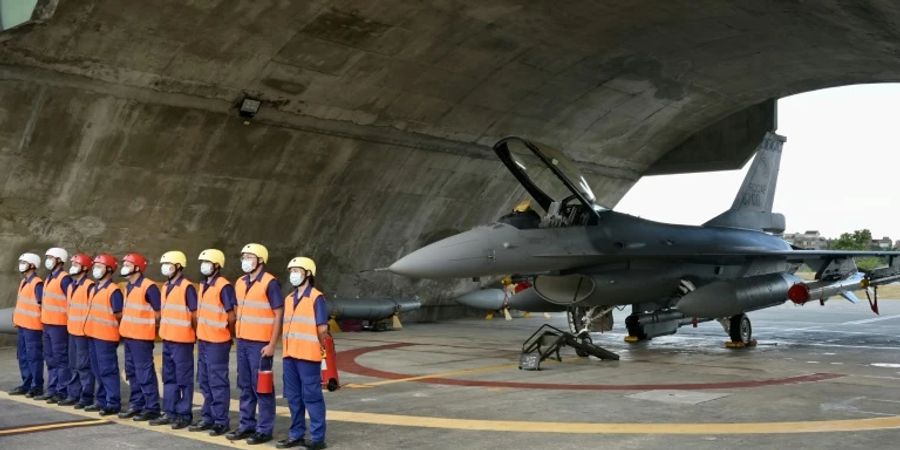 Taiwanische Soldaten mit einem F-16V-Kampfjet