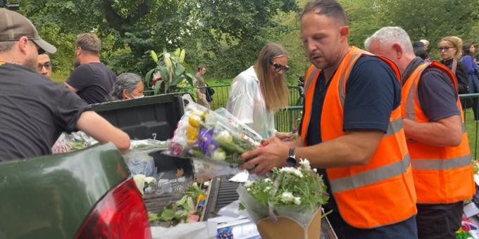 Helfer packen die Blumen für Queen Elizabeth aus.
