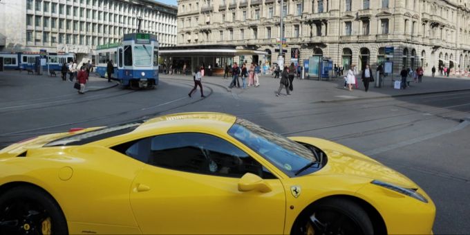 Ein gelber Ferrari fährt über den Zürcher Paradeplatz. ferrari zürich