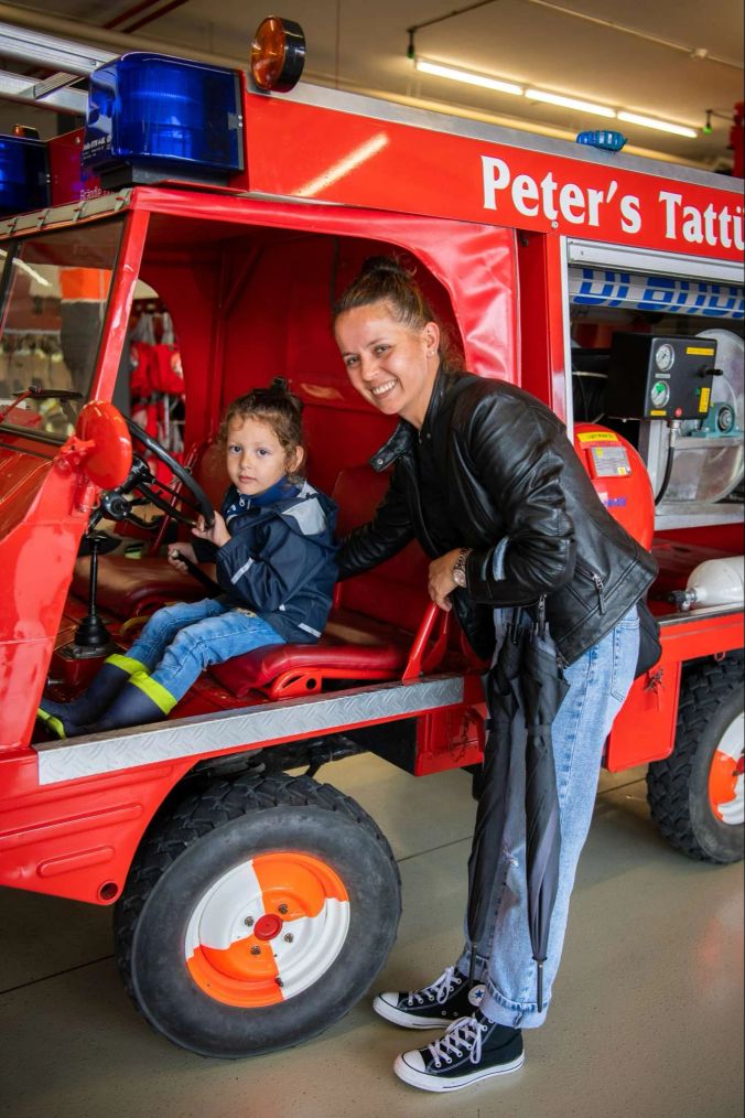 Thiago mit Mutter Carolina aus Jona erkunden die Fahrzeuge der Feuerwehr.