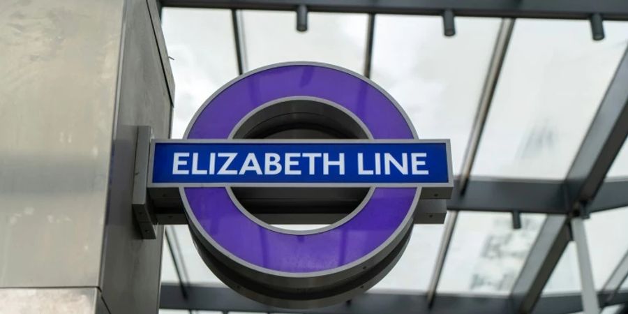 elizabeth line queen london