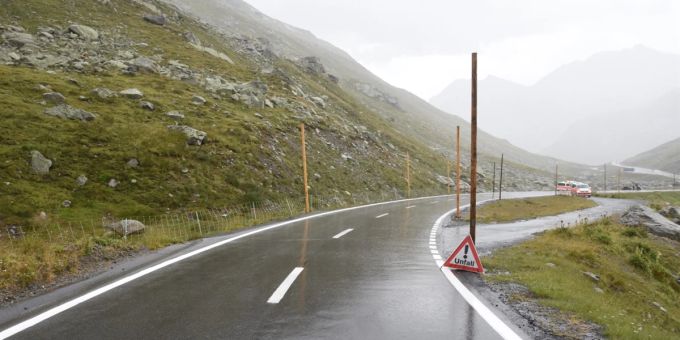 Motorfahrer kollidiert mit einem Schneepfosten.
