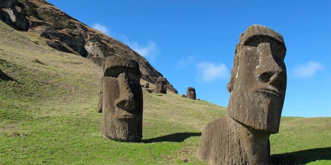 Ikonisches Motiv: In Stein geschlagene Köpfe, «Moais», stehen auf einem Feld auf der Osterinsel. Ikonisches Motiv: In Stein geschlagene Köpfe, «Moais», stehen auf einem Feld auf der Osterinsel.