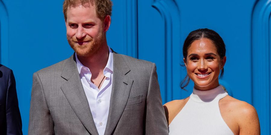 Der britische Prinz Harry, Herzog von Sussex, und seine Frau Meghan, Herzogin von Sussex, sind in Düsseldorf, um für die «Invictus Games» 2023 zu werben. Foto: Rolf Vennenbernd/dpa